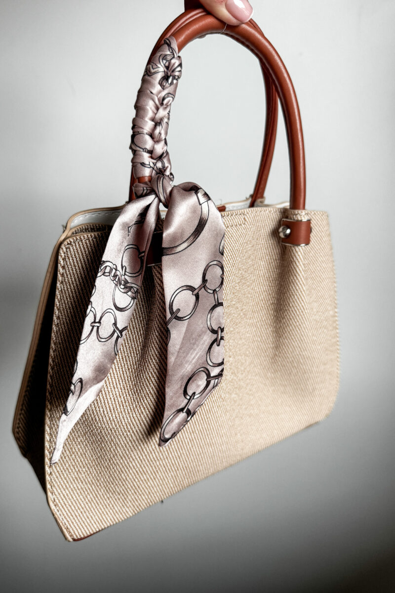 Strona Glowna 23 Stylowa torebka beżowa z brązowymi rączkami ozdobiona apaszką z motywem