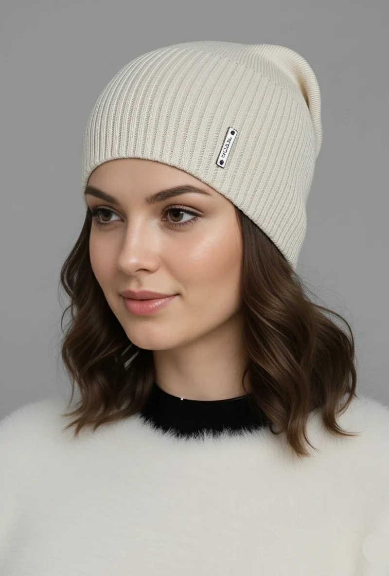 Strona Glowna 7 Elegancka czapka damska ecru na jesień na modelce z minimalistyczną blaszką