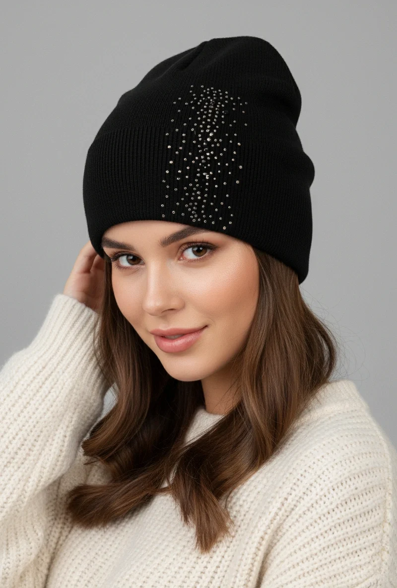 Strona Glowna 15 Elegancka czarna czapka damska z kryształkami w artystycznym układzie na modelce